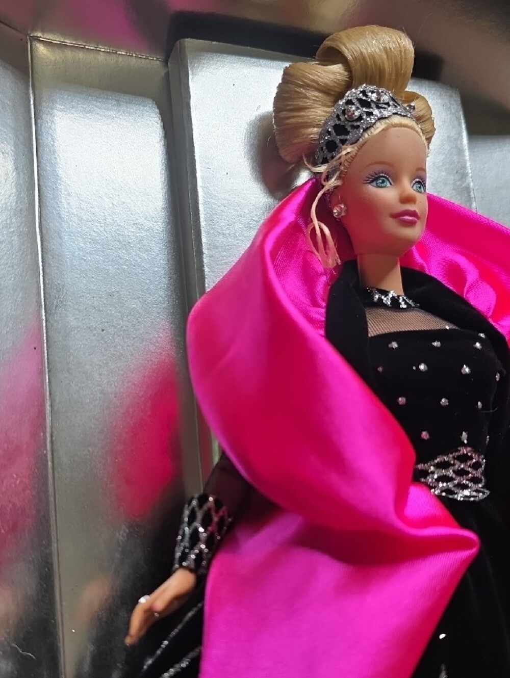 1990 Happy Holidays Barbie Special Edition - Picture 4 of 4